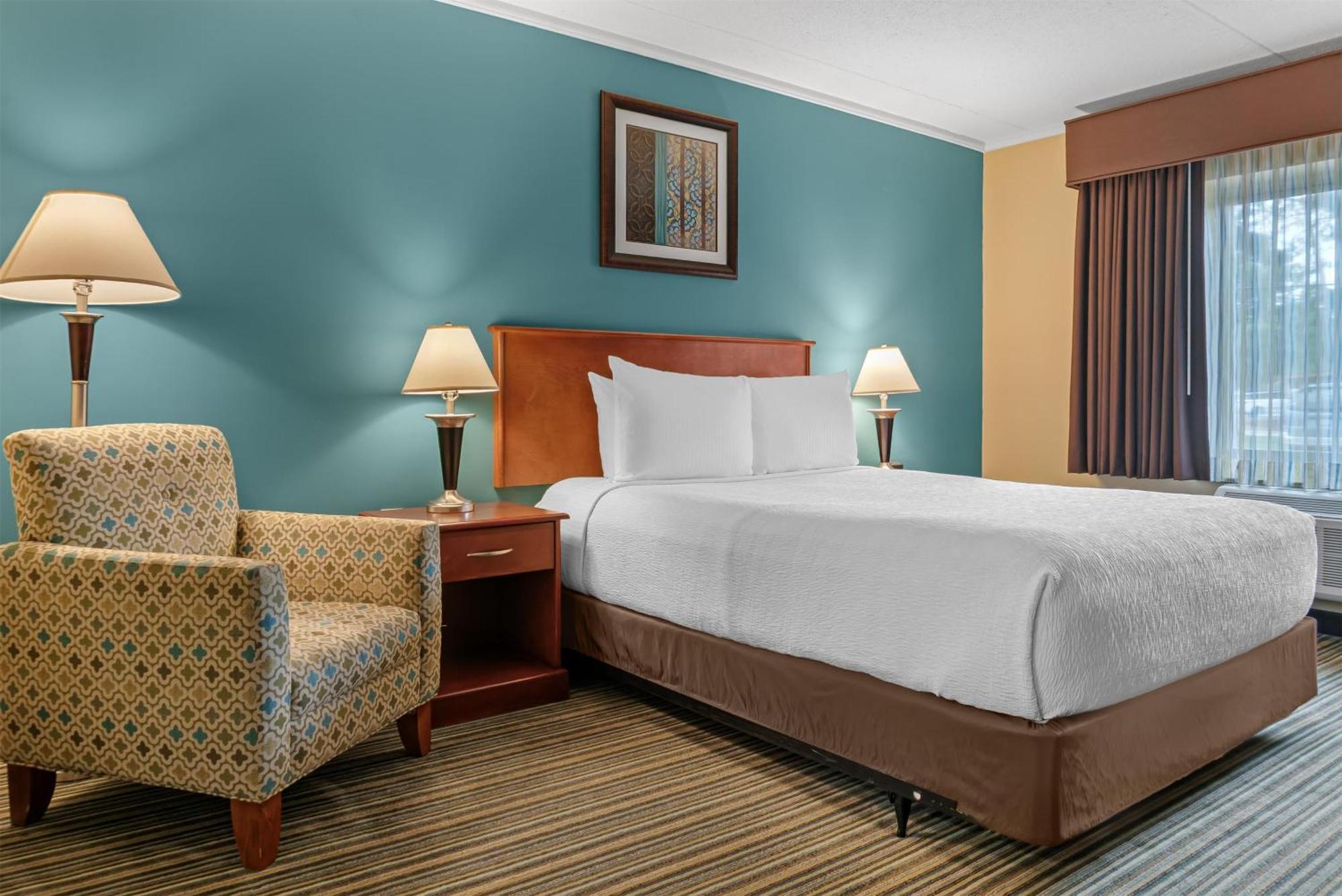 Queen Room Roll Shower Mobility Accessible or Communication Assistance or Non-Smoking