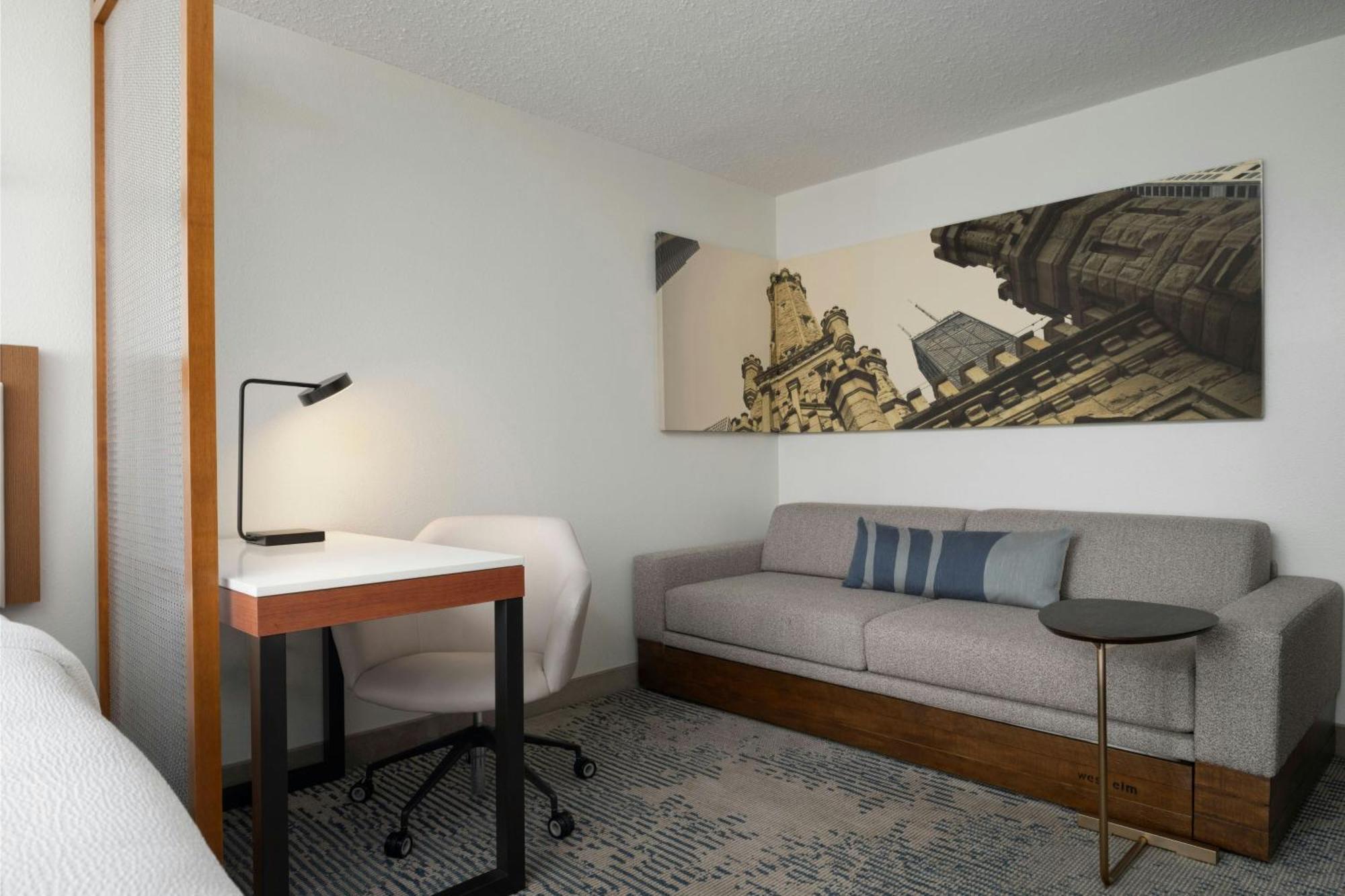 Estudio con sofá cama y vistas a la ciudad - 2 camas dobles - Planta alta