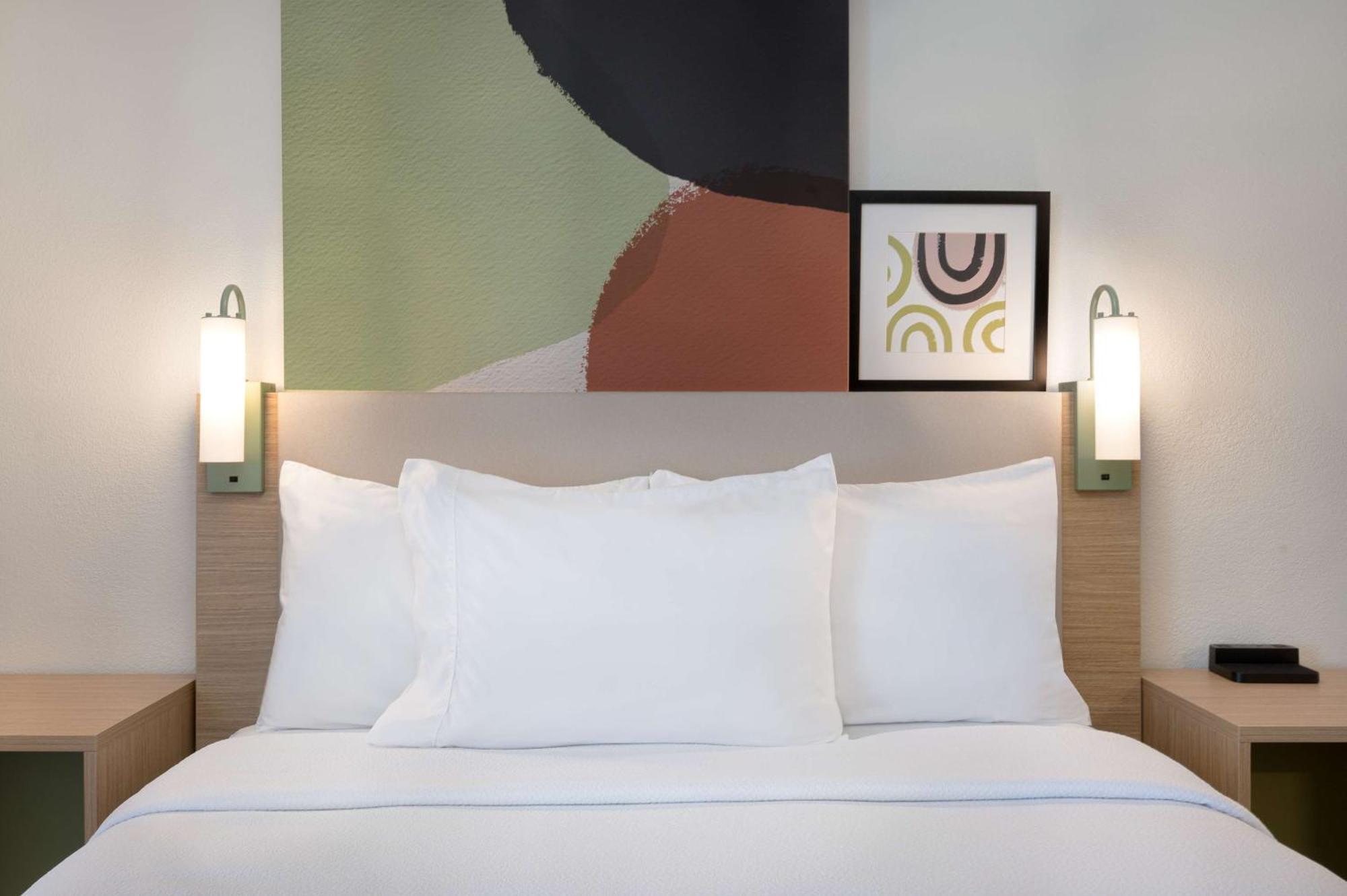 Chambre Lit Queen-Size avec Baignoire Accessible aux Personnes à Mobilité Réduite