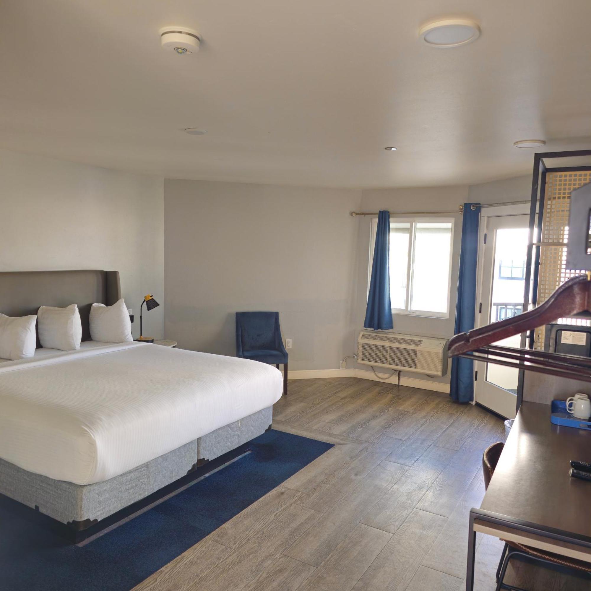 Partial Ocean View King Bed Private Balcony