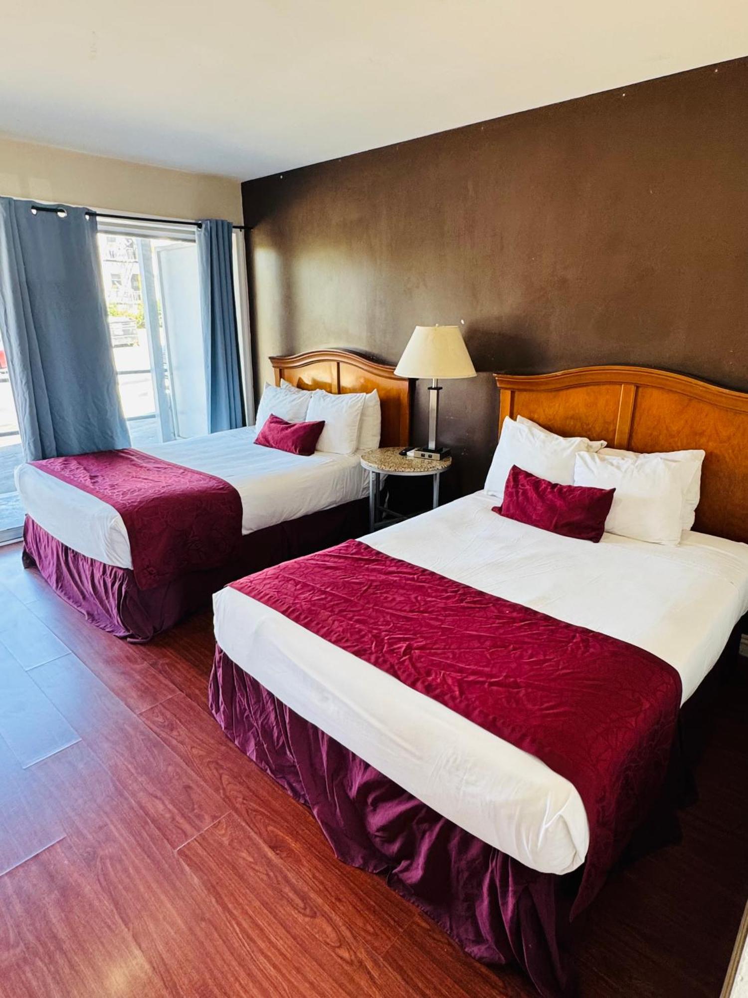 Zimmer mit Queensize-Bett und Balkon