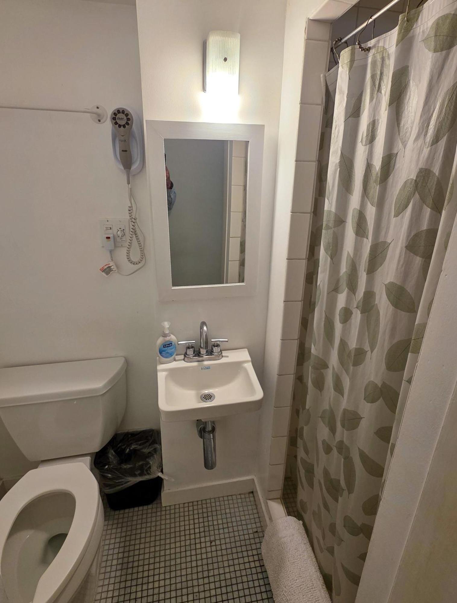 Quarto Econômico com 2 Camas de Solteiro