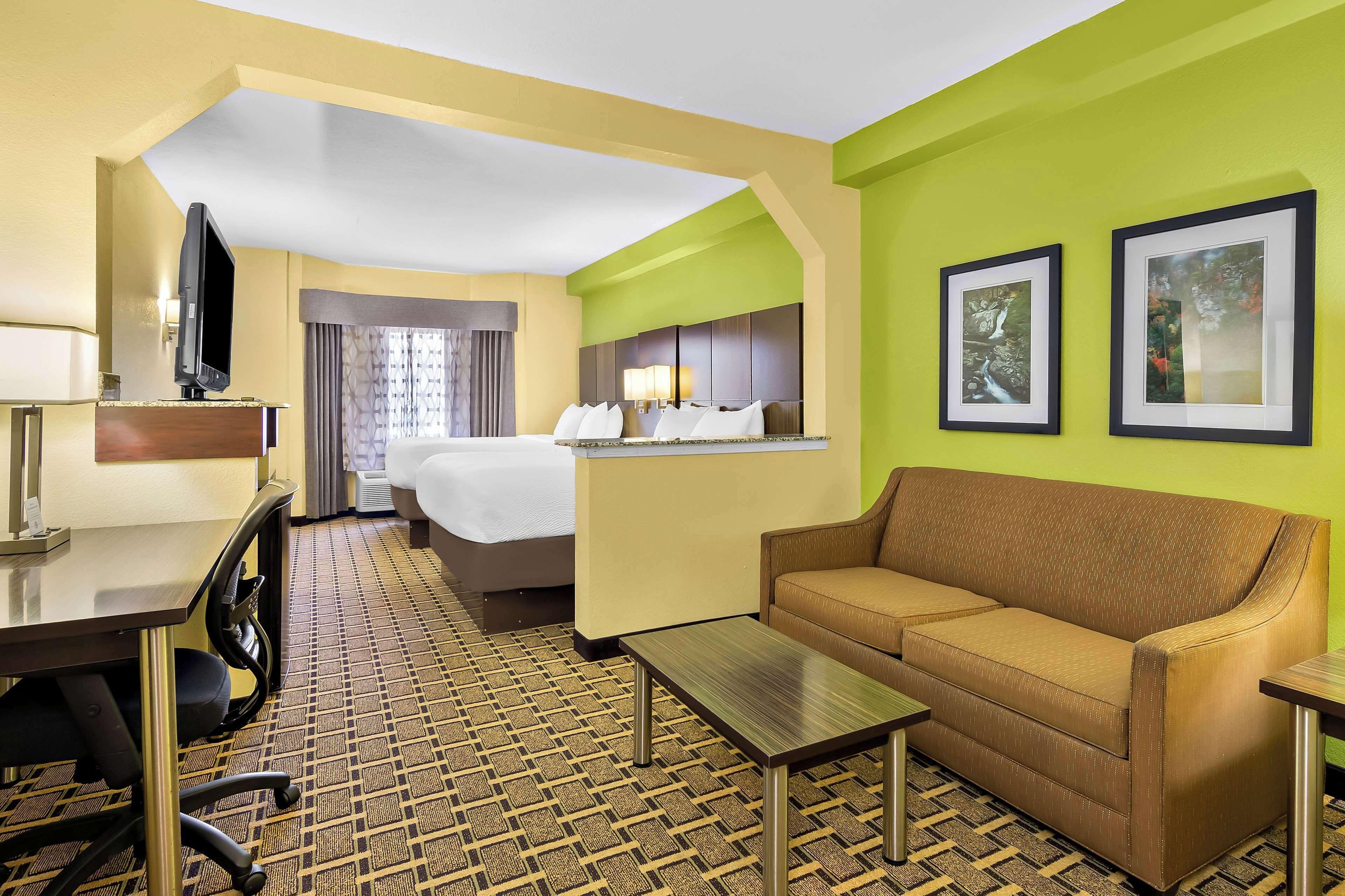 Queen Suite with Two Queen Beds and Sofa Bed - Non-Smoking,1706382636:JPEG