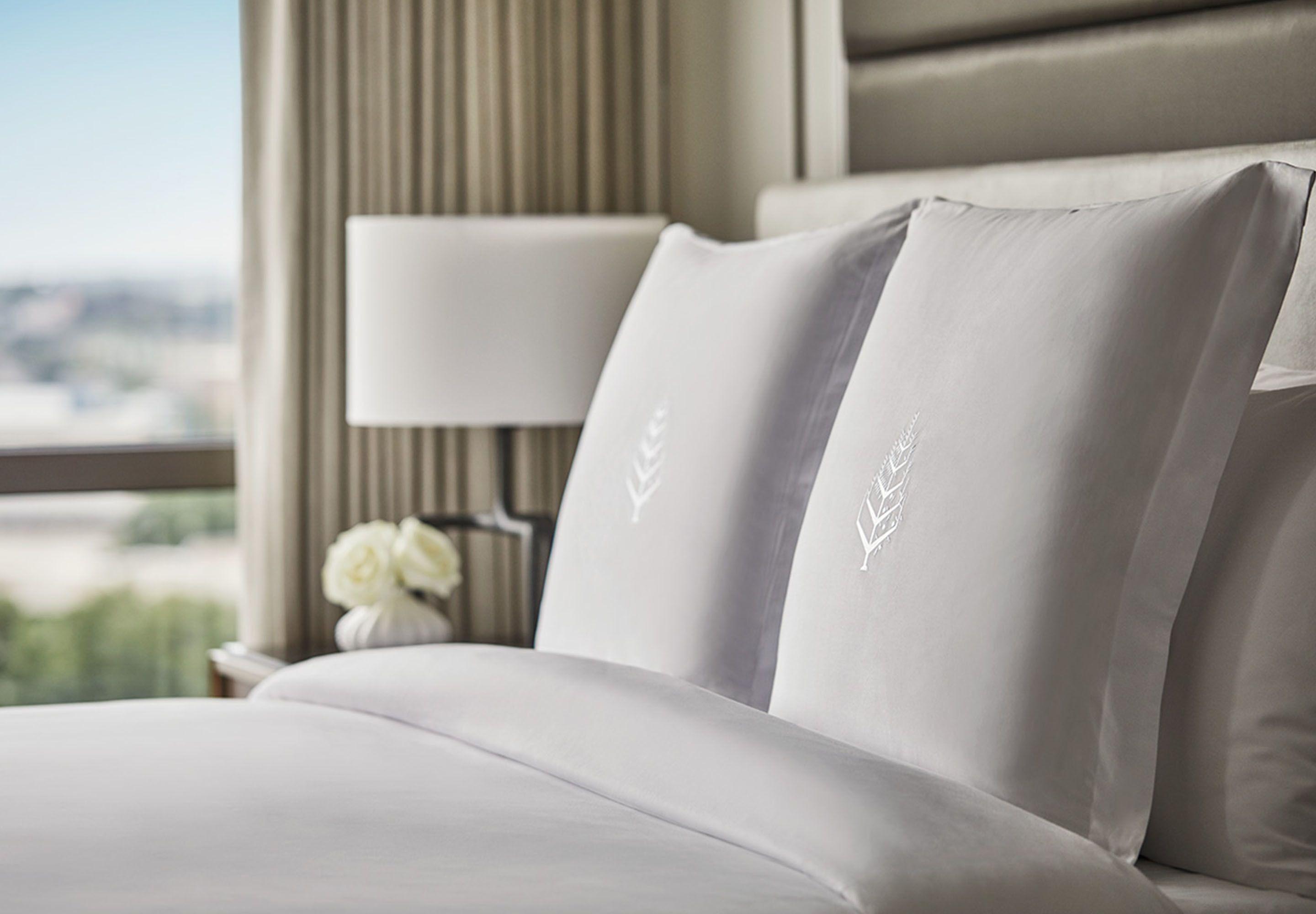 Habitación con cama extragrande y vistas a la ciudad