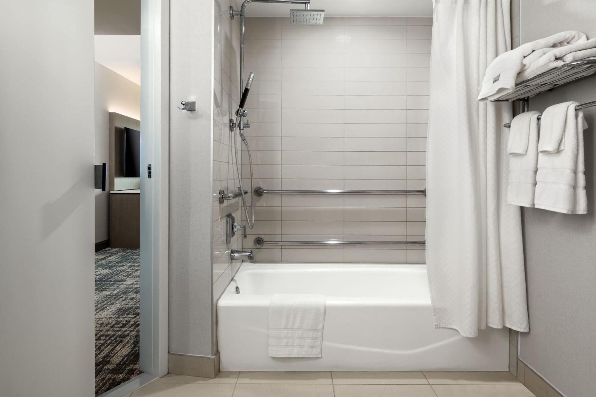 Deluxe Guest Room 2 Doubles Bay View Hearing Accessible,1706679982:JPEG