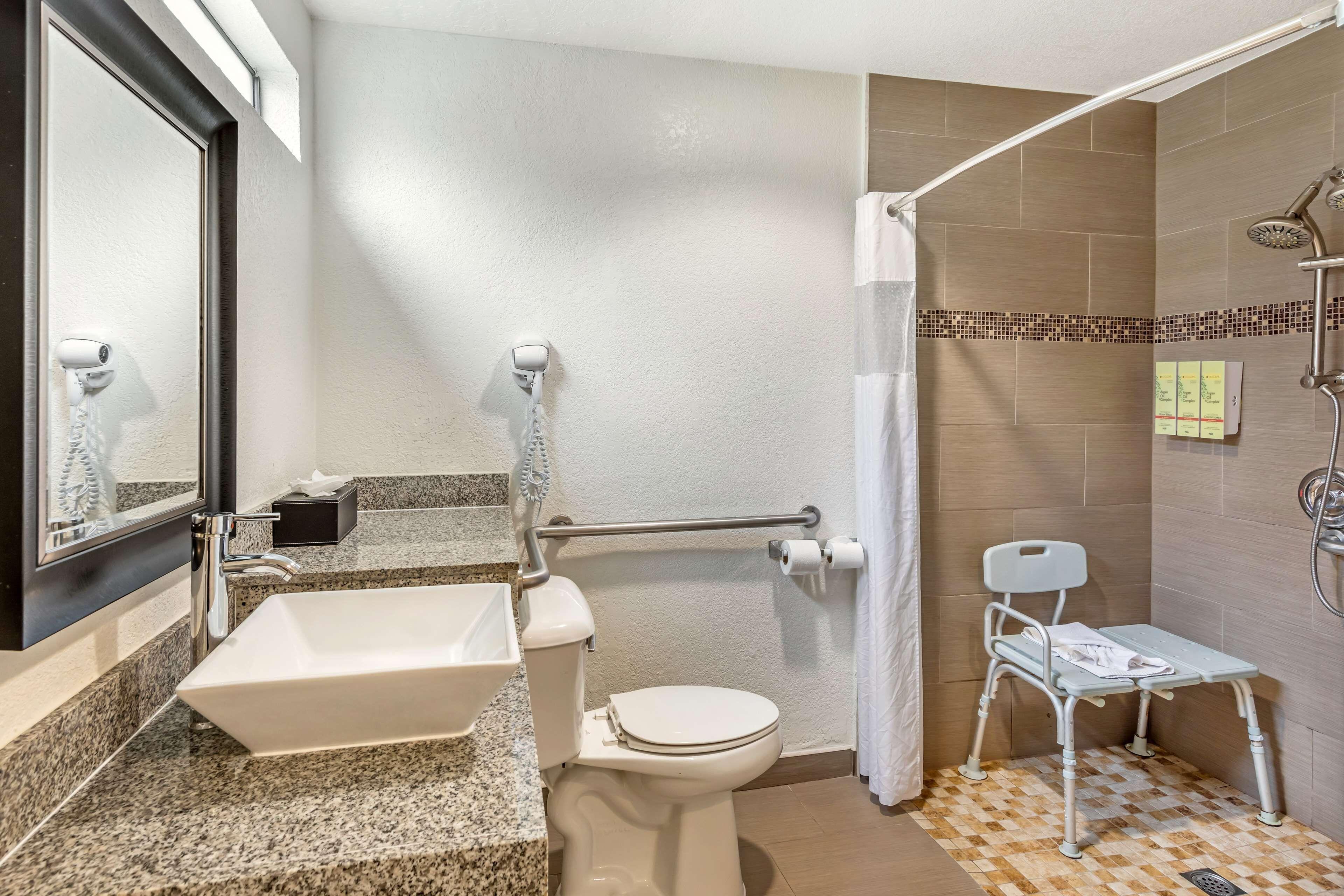 Habitación con cama extragrande y ducha a ras de suelo - Adaptada para personas de movilidad reducida/No fumadores
