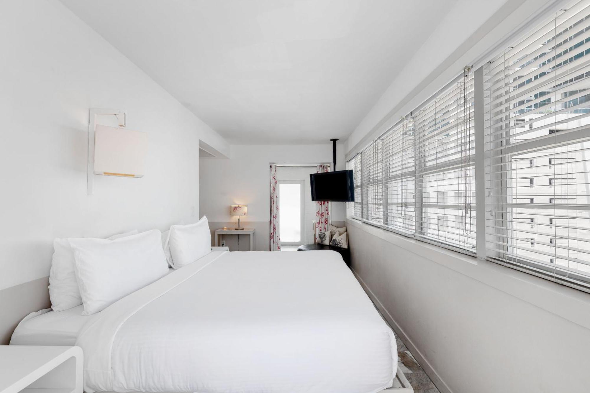King Penthouse with Balcony and Partial Ocean View - Non-Smoking