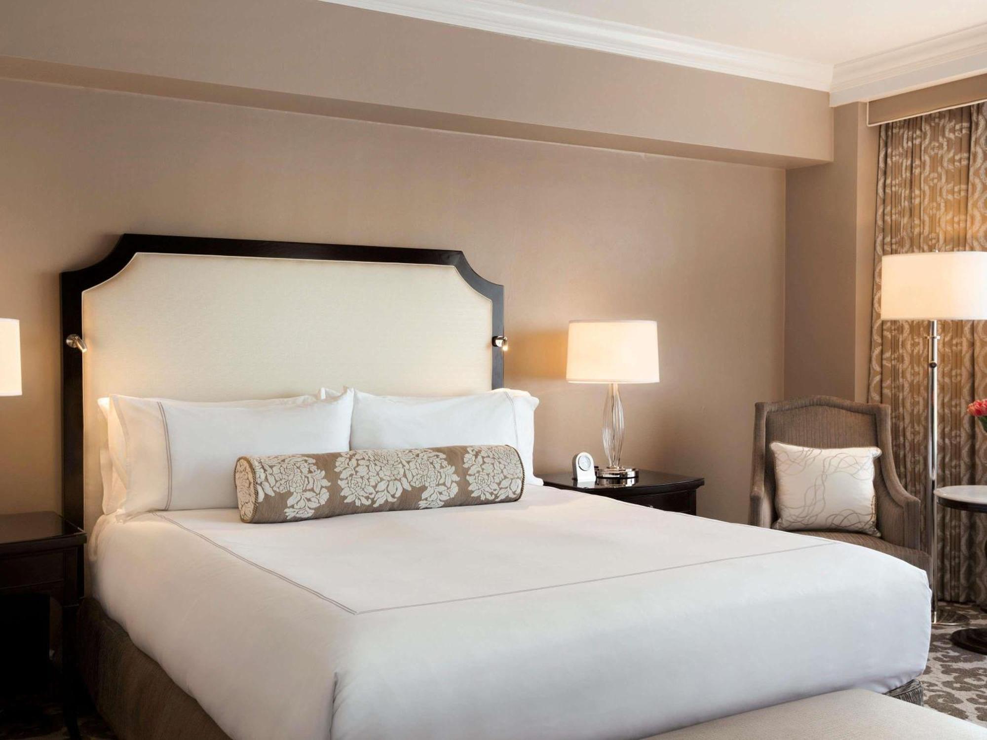 Signature King room Skyline View
