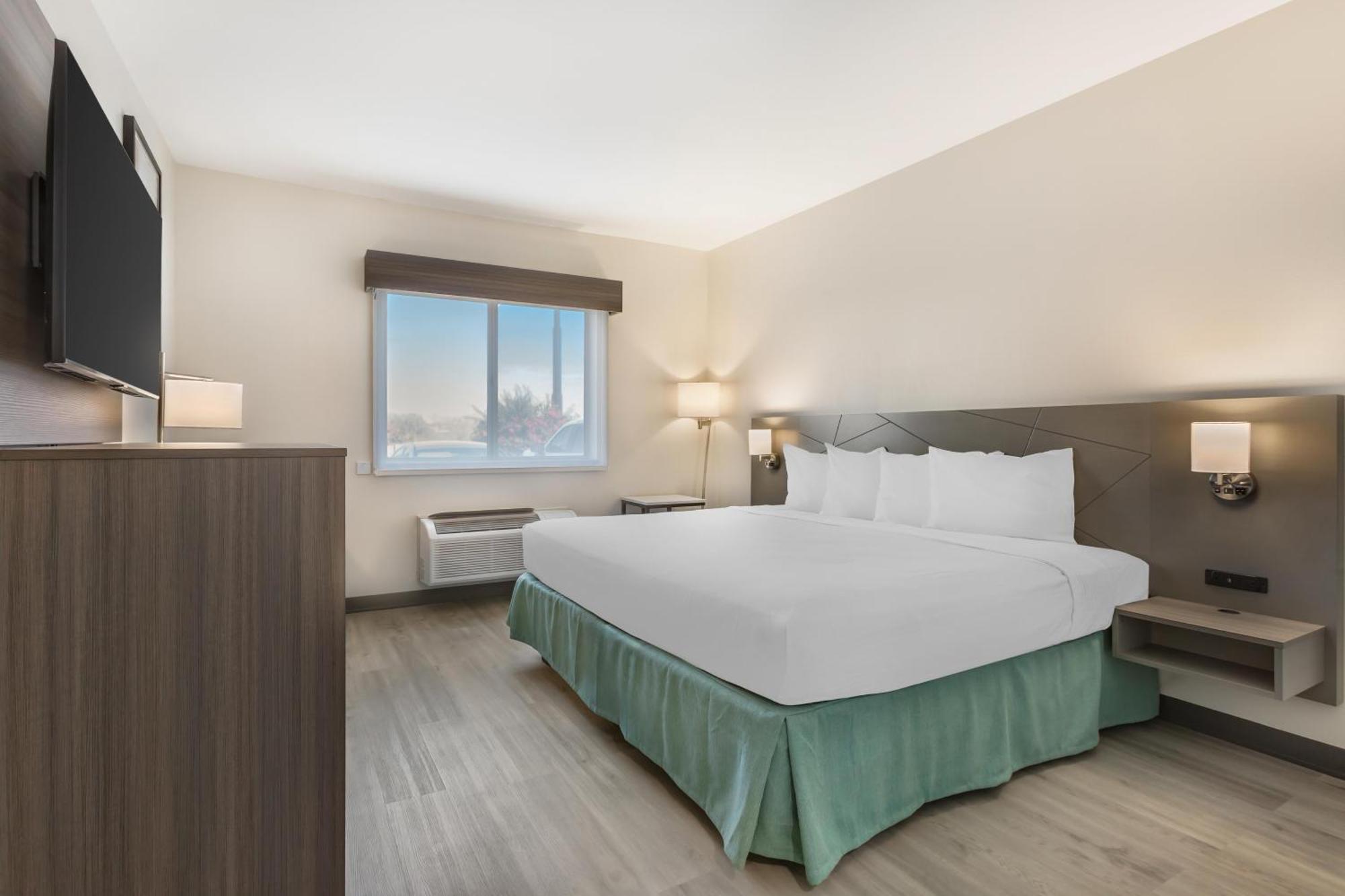 Habitación adaptada para personas de movilidad reducida con cama extragrande y ducha a ras de suelo