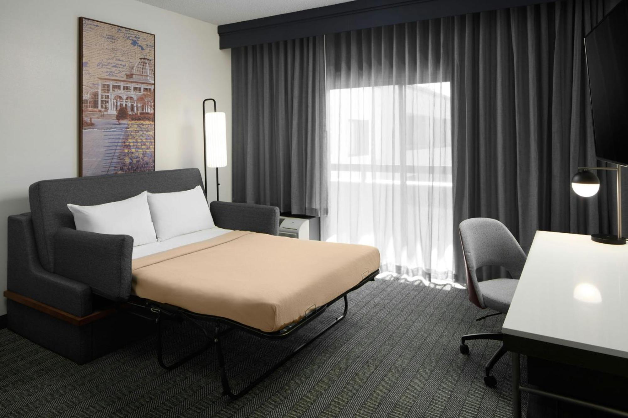 Habitación con cama extragrande y sofá cama