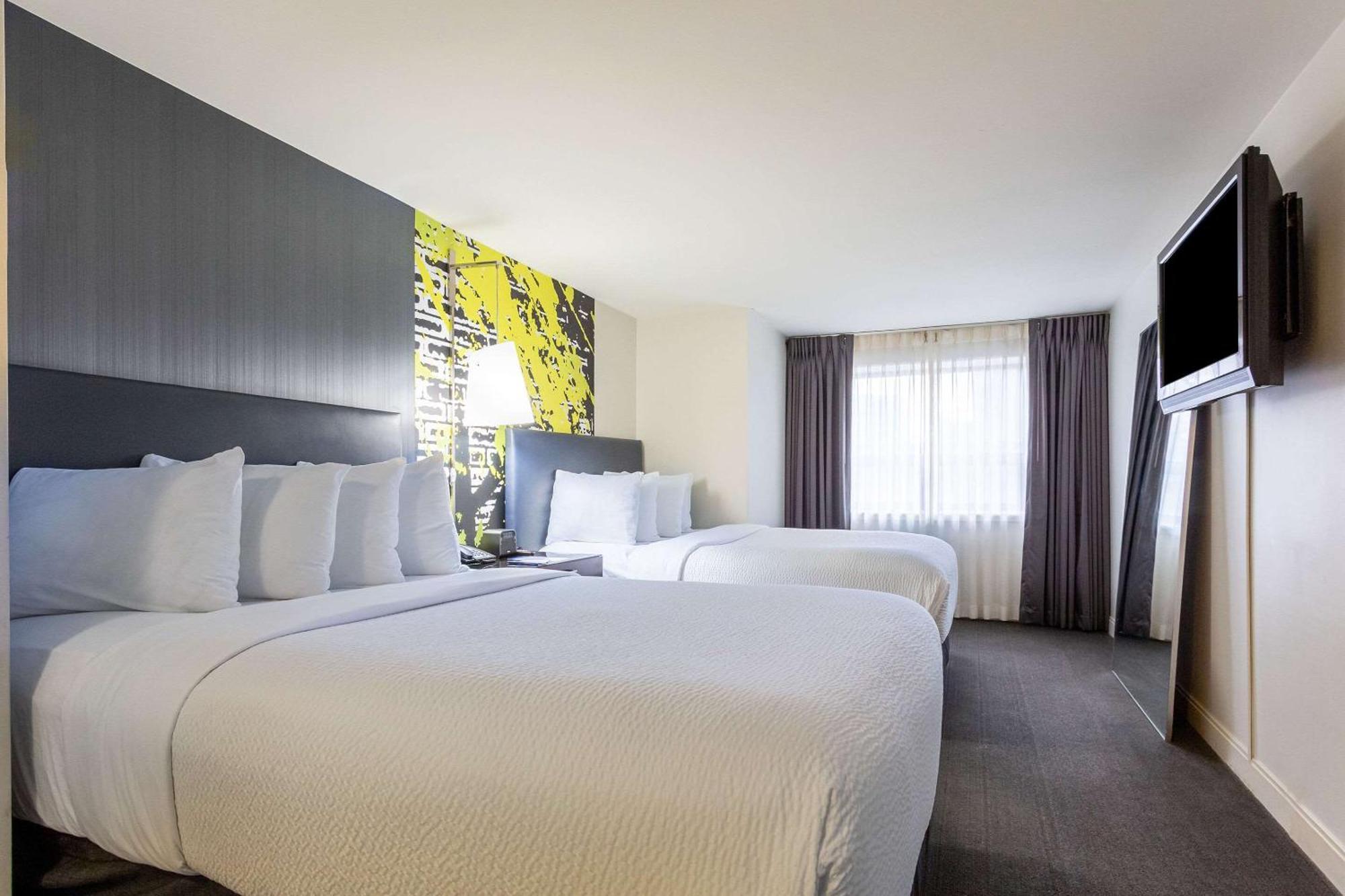 Chambre 2 Lits Doubles avec Douche Accessible en Fauteuil Roulant - Accessible aux Personnes à Mobilité Réduite - Non-Fumeurs
