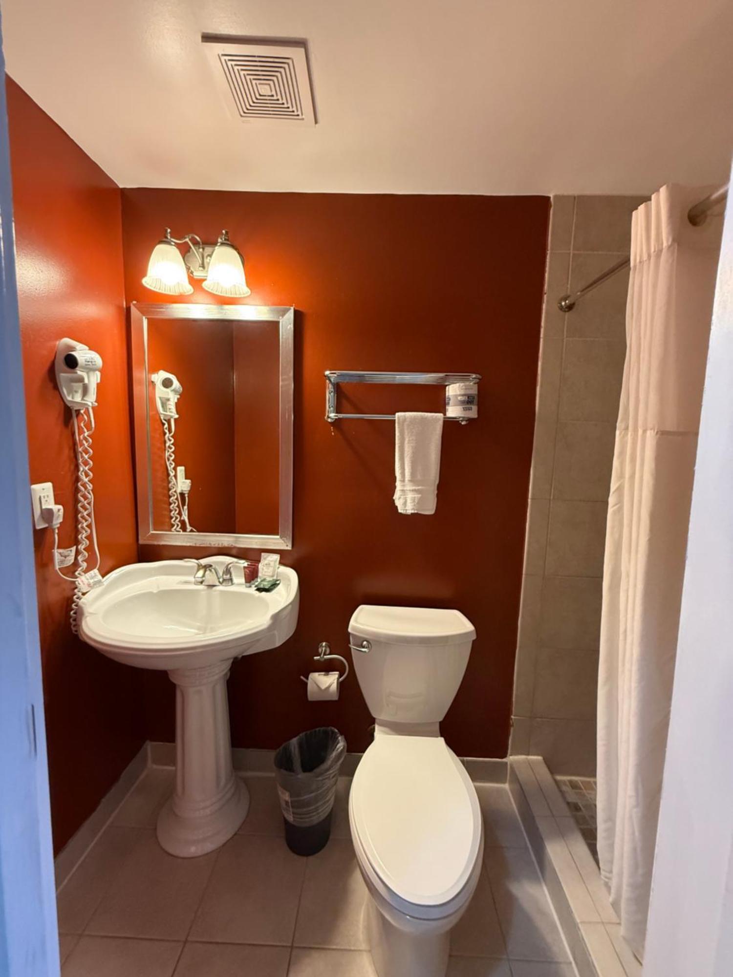 Habitación con cama grande