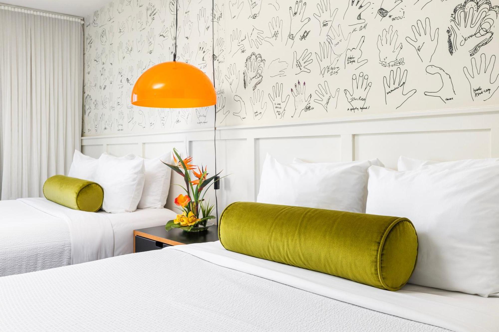 Kamer met 2 Queensize Bedden en Uitzicht op de Stad