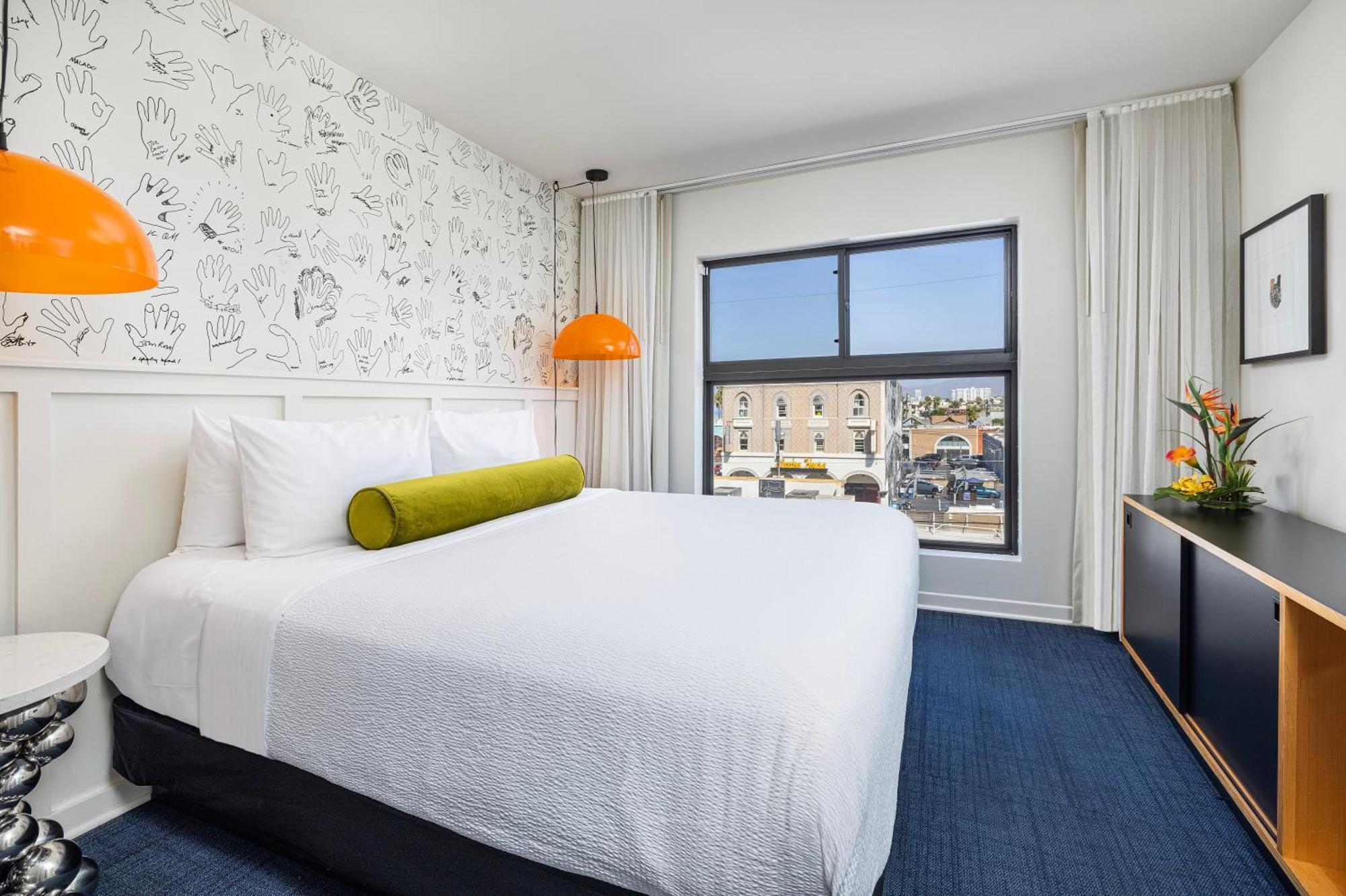 Suite met Kingsize Bed en Gedeeltelijk Uitzicht op de Oceaan