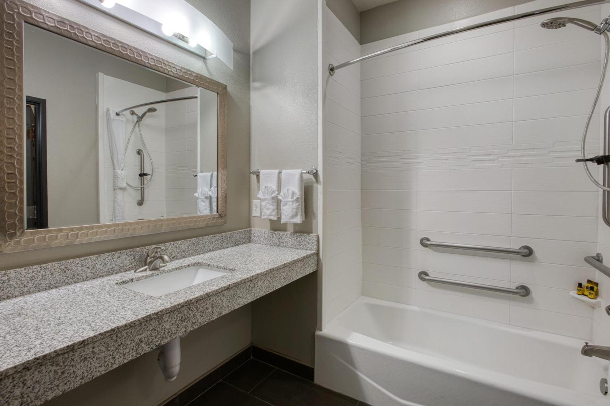 Habitación con 2 camas grandes y bañera - adaptada para personas con movilidad reducida/no fumadores