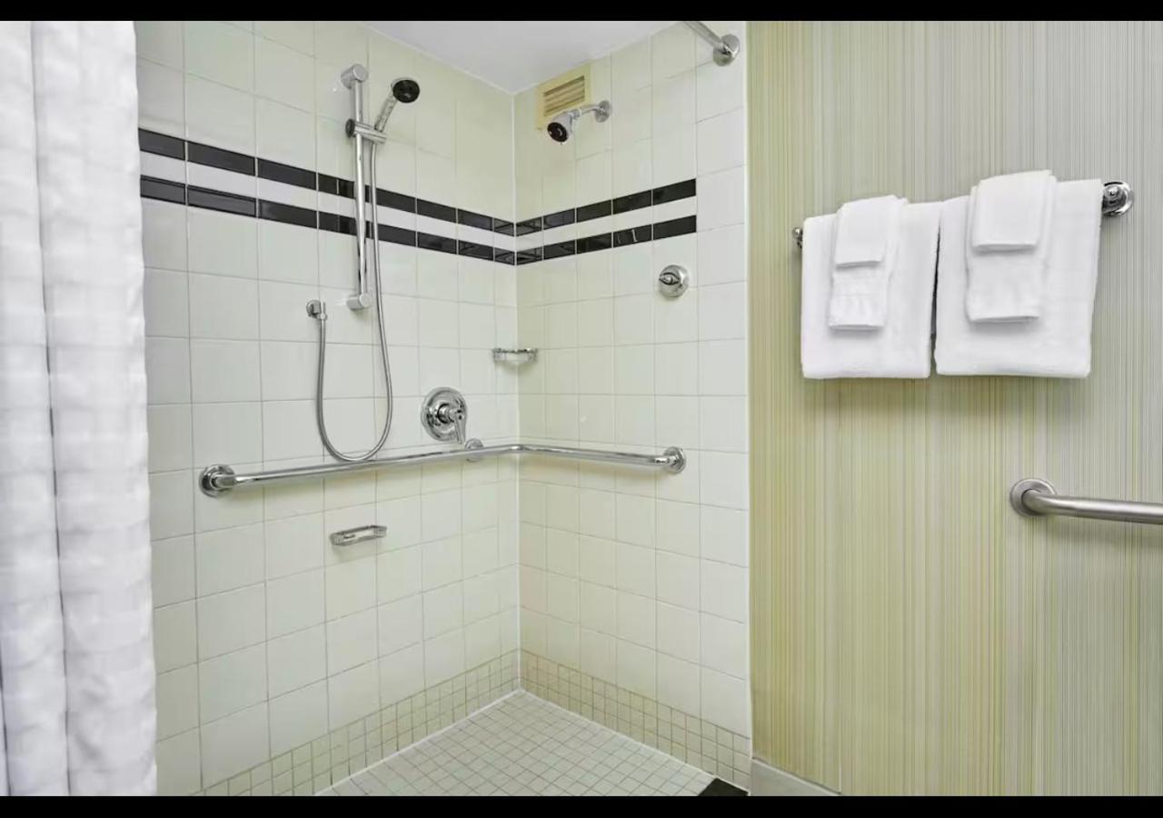 King Room Bath Tub Mobility Access