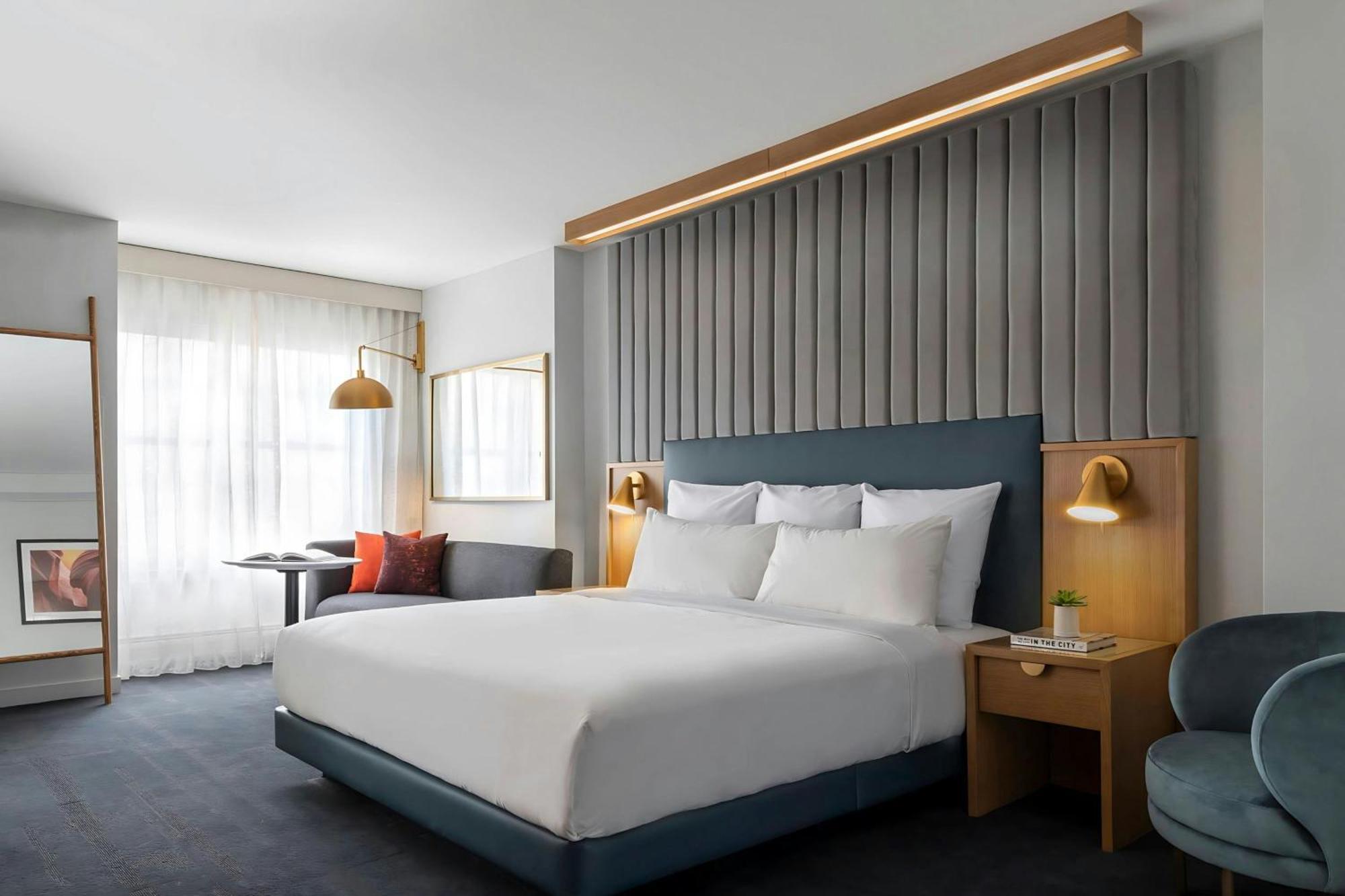 Zimmer mit Kingsize-Bett