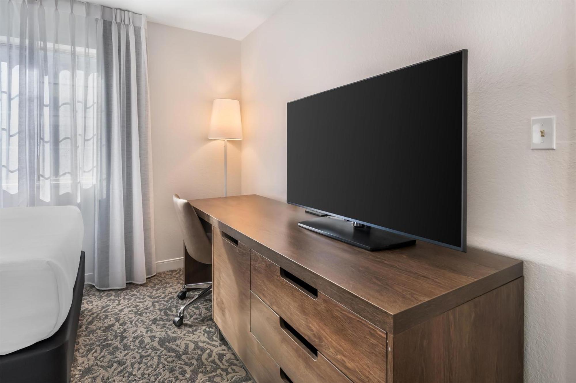 Suite de 2 dormitorios con cama extragrande y 2 camas dobles