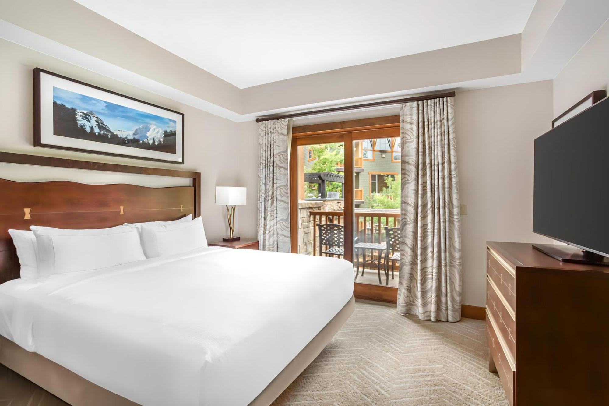 One-Bedroom King Premier Suite with Balcony