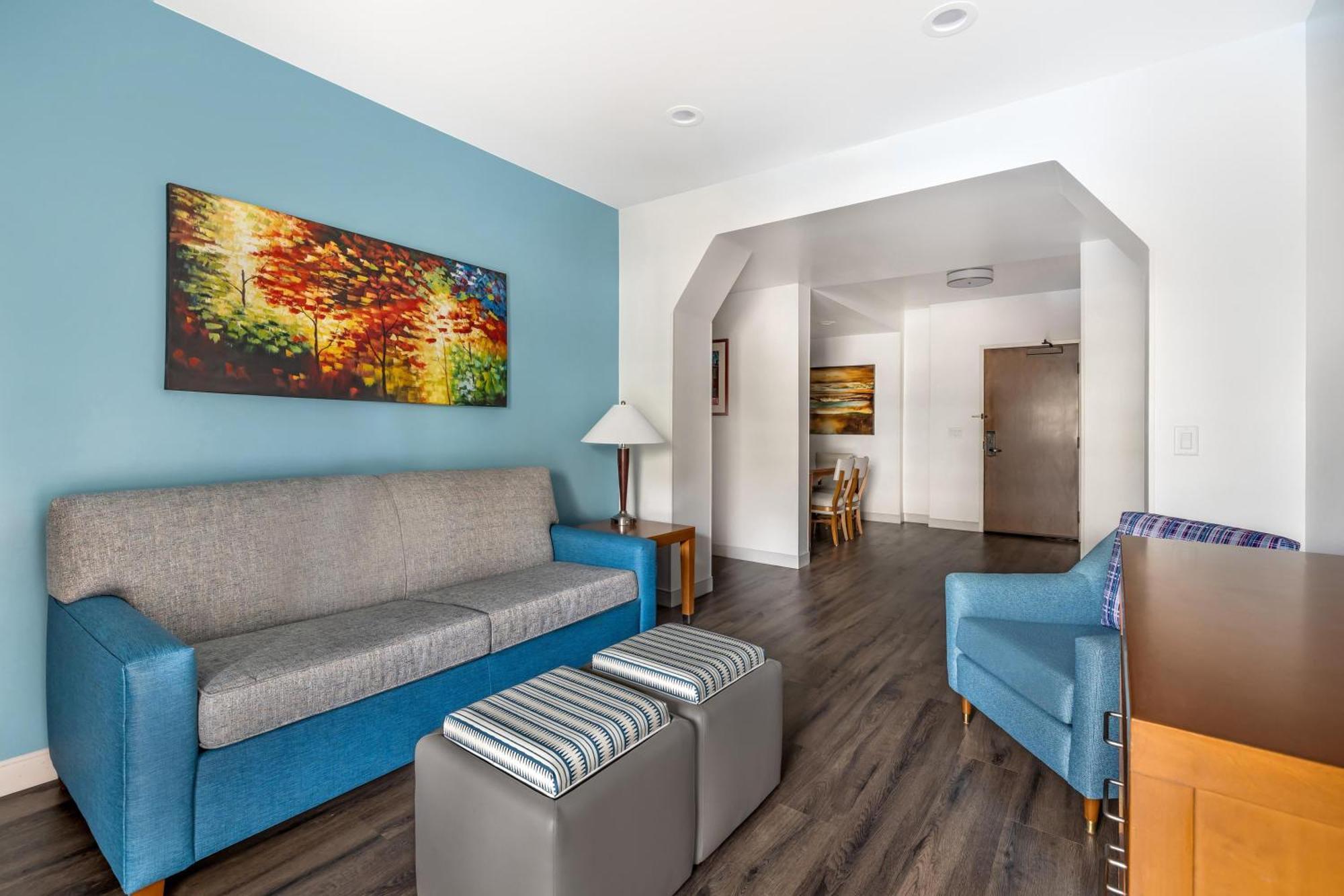 Two-Bedroom Suite Accessible Tub,1758295308:JPEG