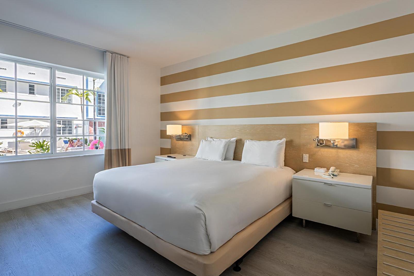 Chambre Lit King-Size Supérieure - Vue sur Piscine