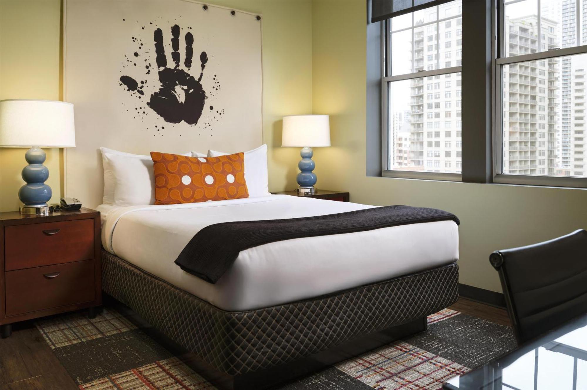 Zimmer mit Queensize-Bett und Stadtblick