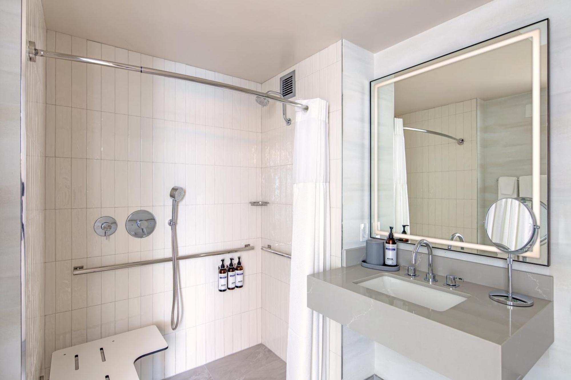 Zimmer mit Kingsize-Bett und barrierefreier Dusche – barrierefrei