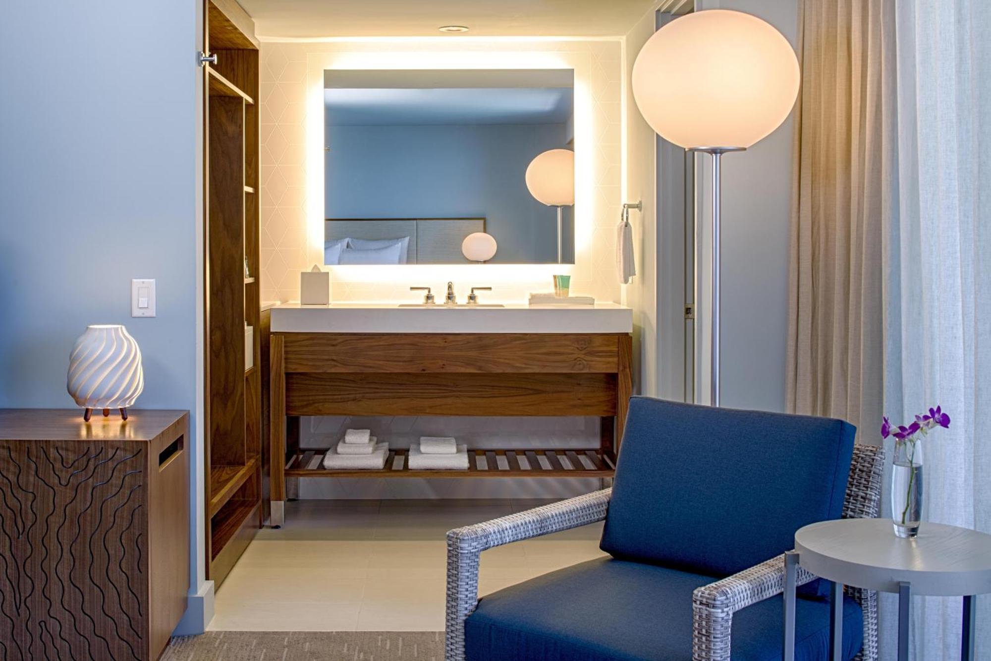 Zimmer mit Kingsize-Bett und Stadtblick