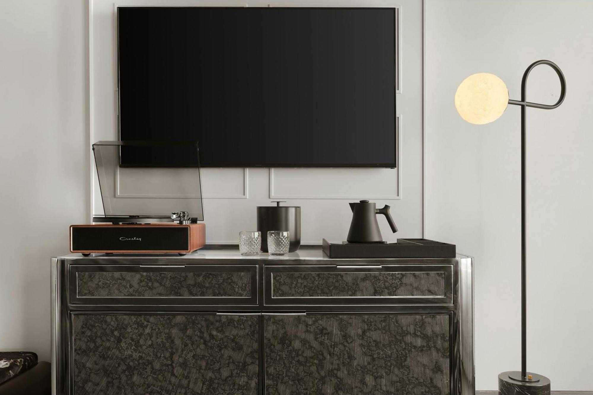 Habitación con cama grande