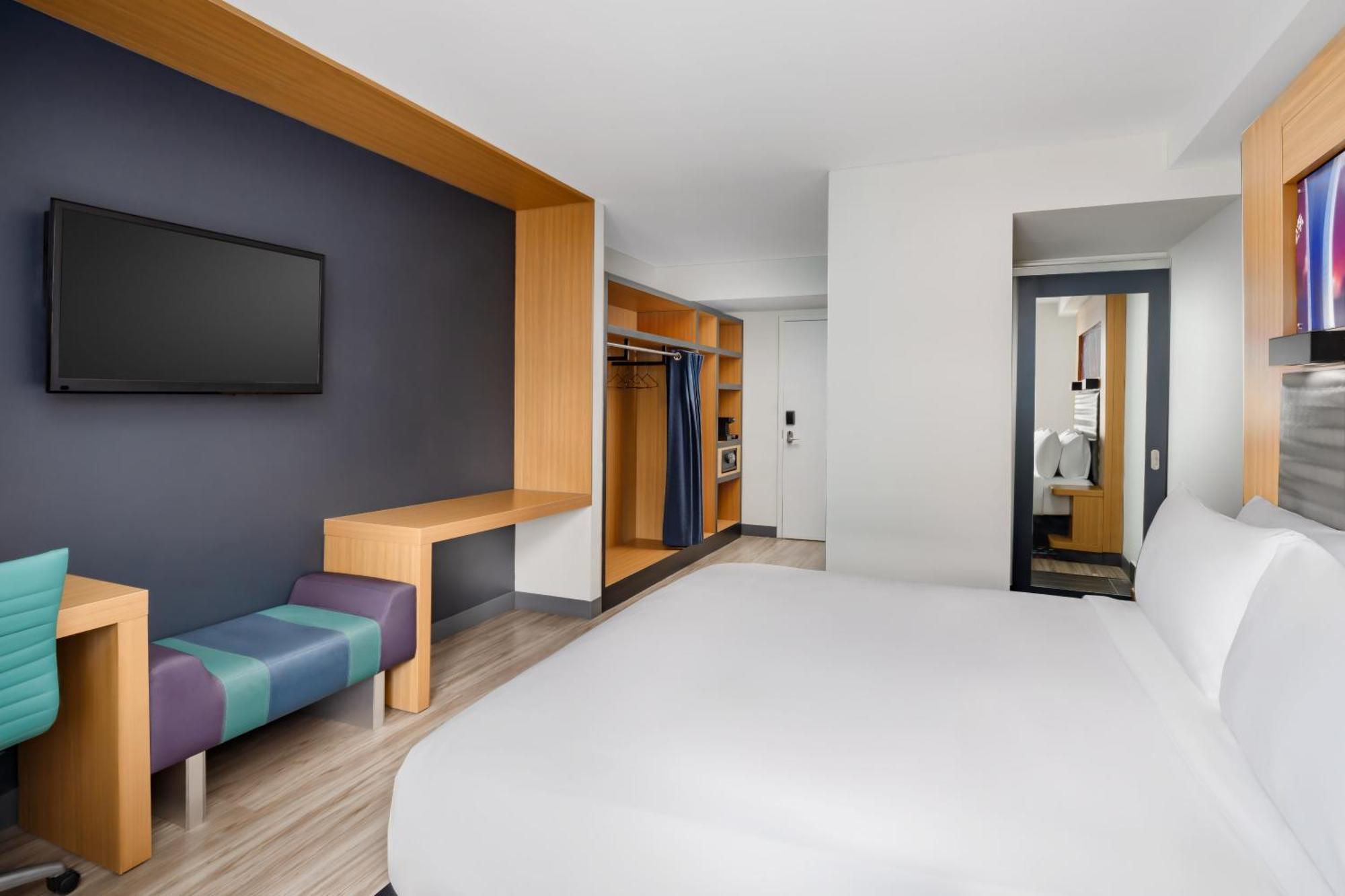 Quarto com Cama King-size e Vista da Cidade - Piso Superior