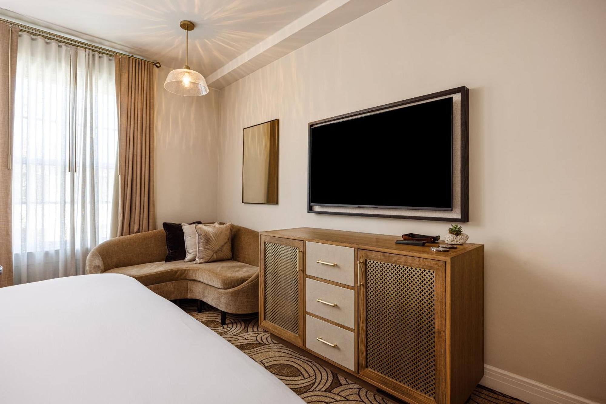 Habitación con cama extragrande.