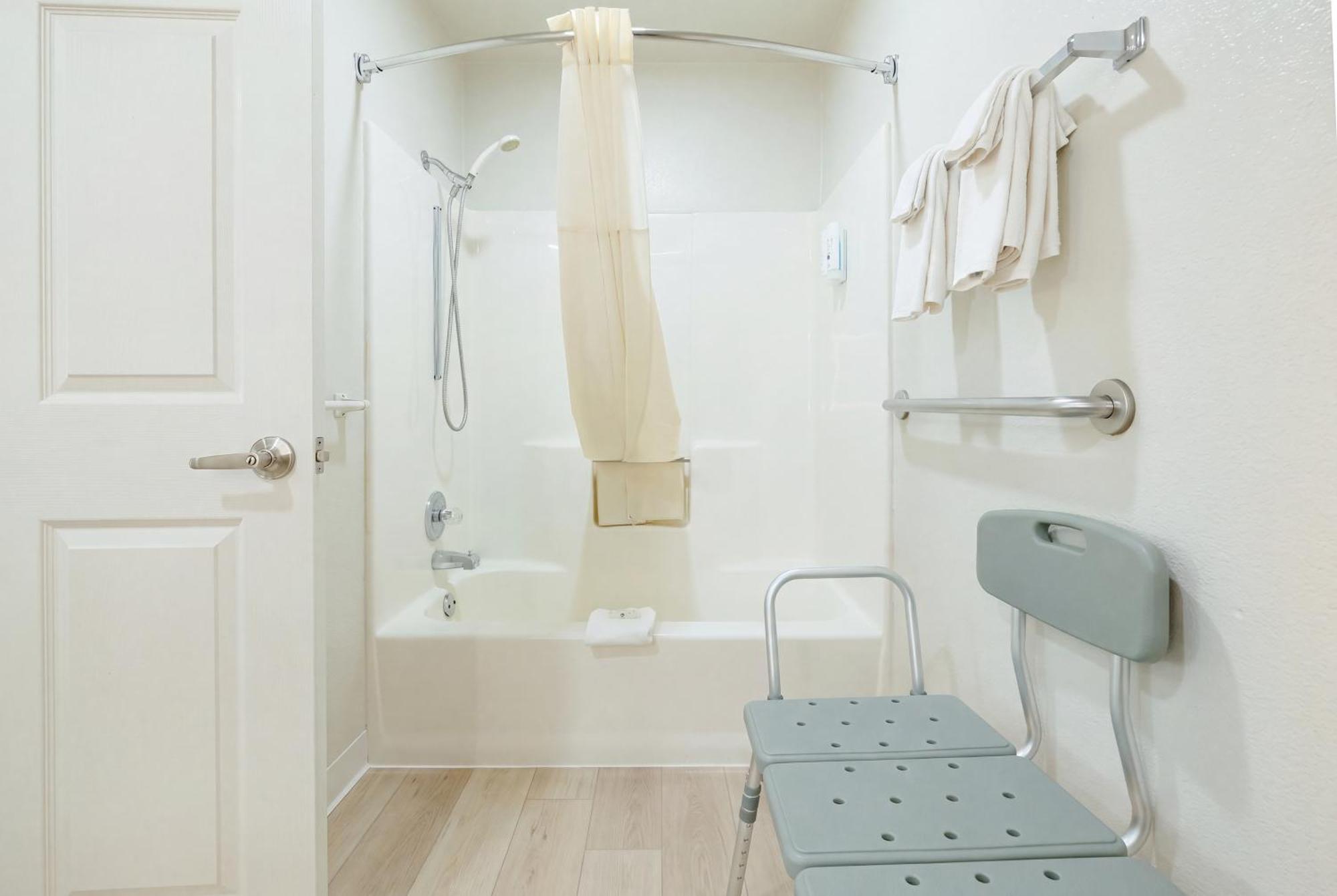 Zimmer mit 2 Queensize-Betten und Badewanne – barrierefrei, Nichtraucher