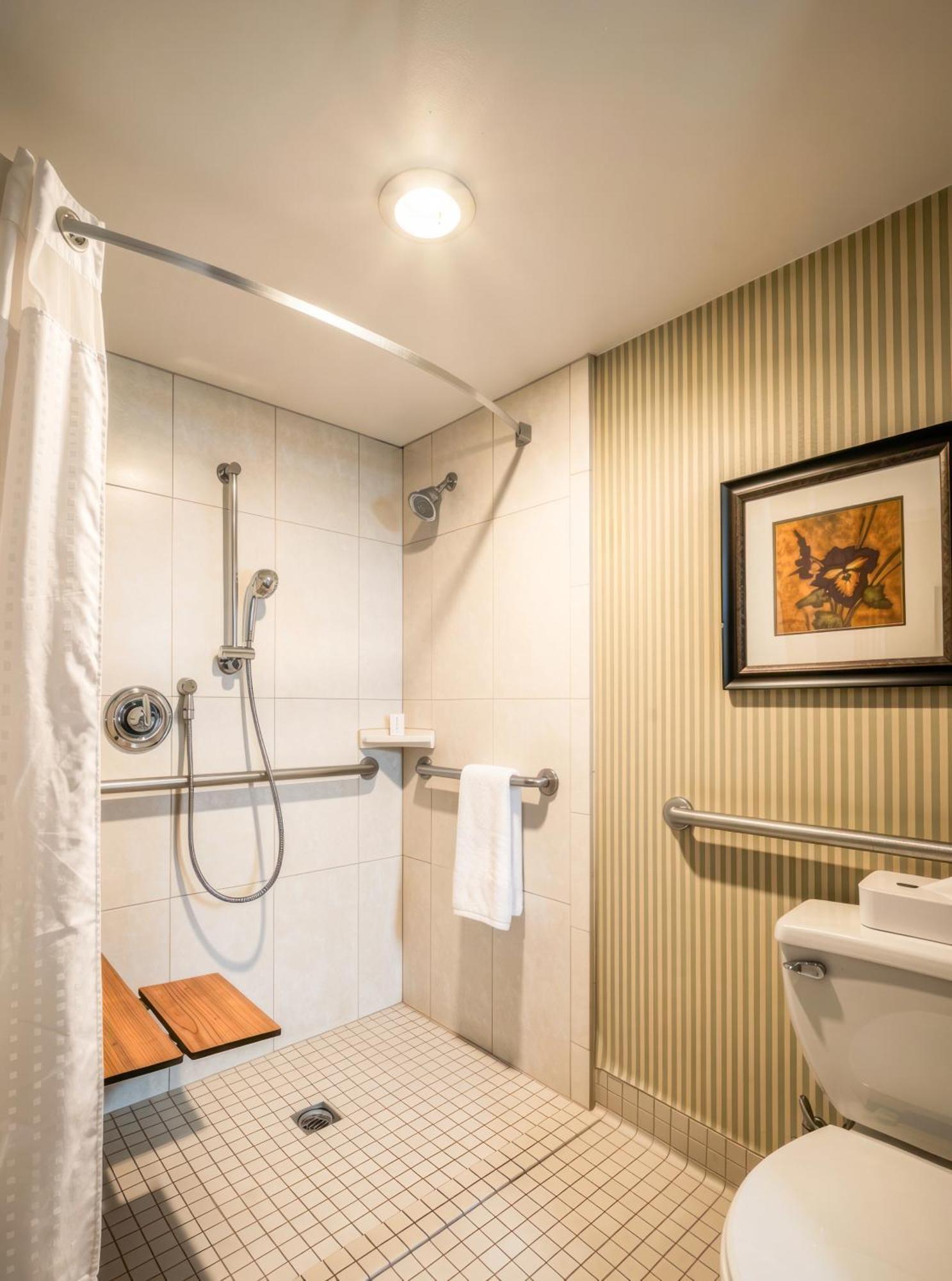 1 Queen Bed Roll Shower