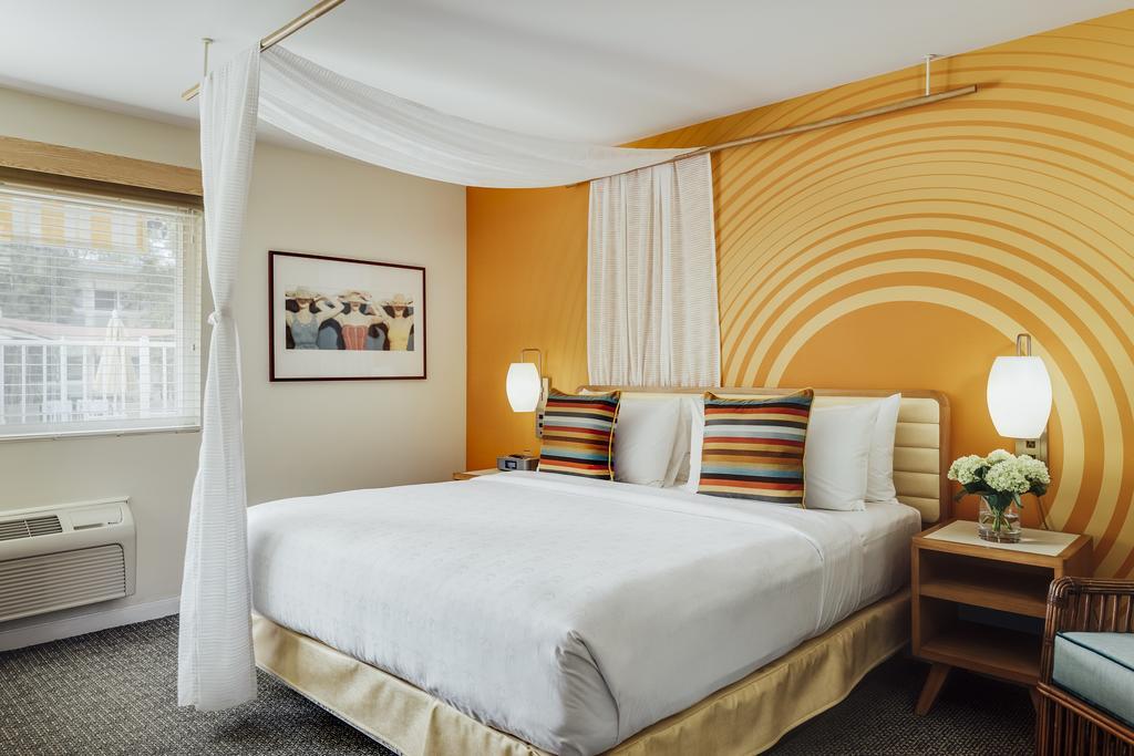 Zimmer mit Kingsize-Bett und Aussicht über das Resort