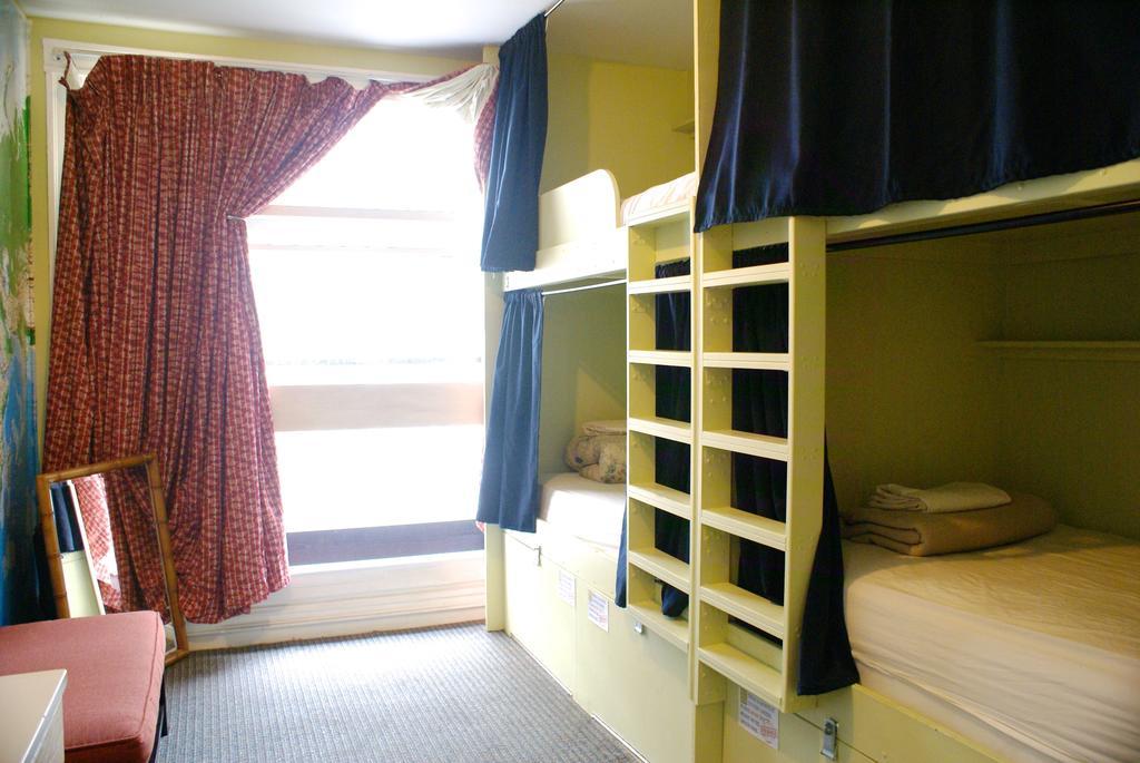 Bed 6-Bed Dormitory Room