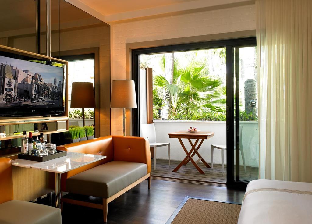 Cabana mit Balkon und Poolblick