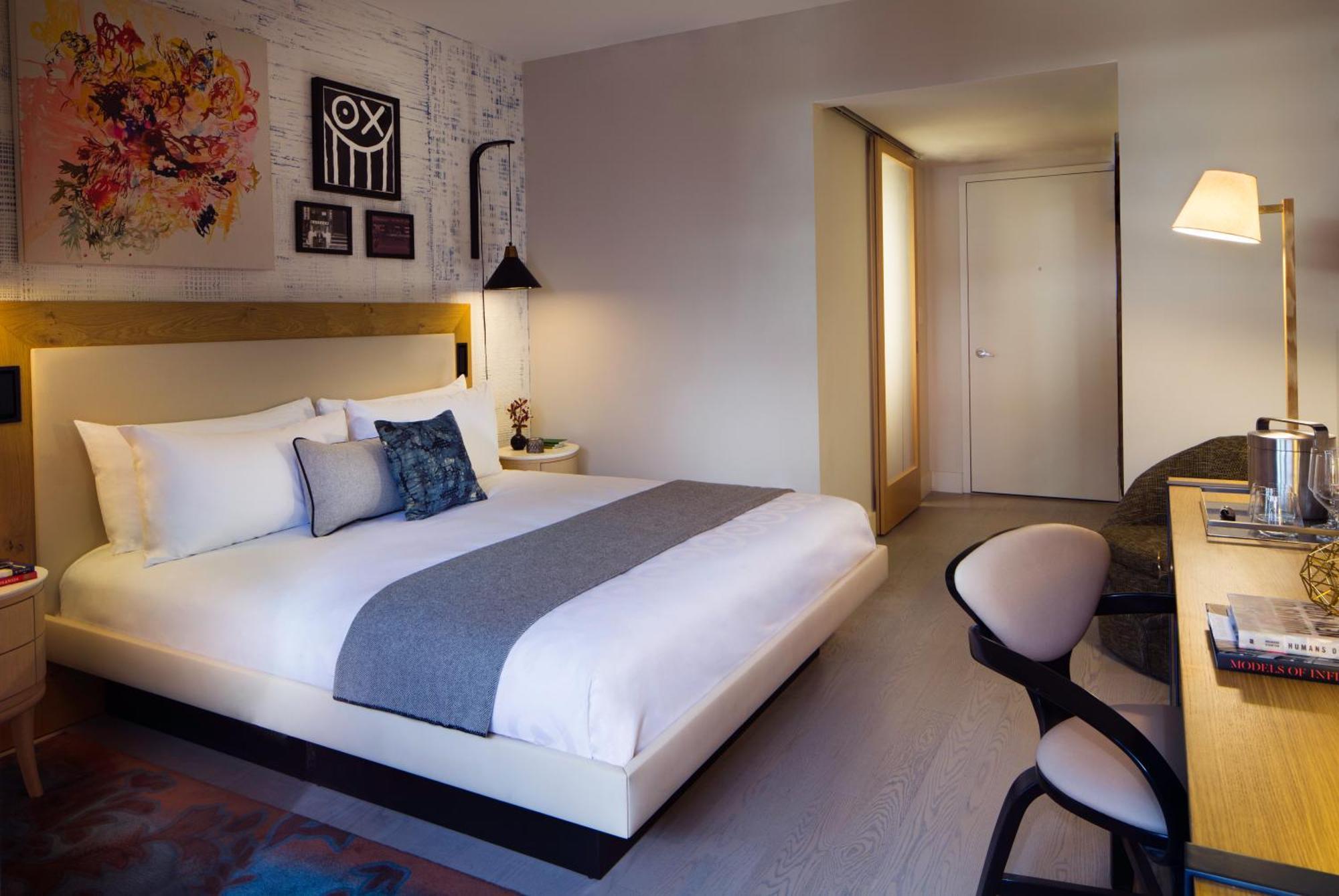 Habitación con cama extragrande.