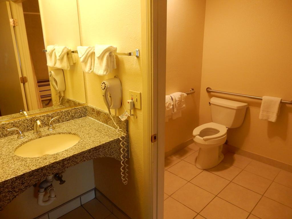 Standard Queen Room with Two Queen Beds - Non Smoking,1498715941:JPEG