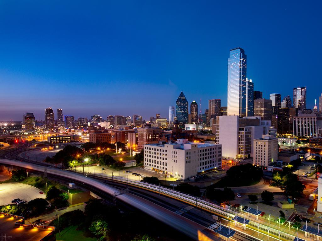 Habitación con 2 camas grandes y vistas a la ciudad