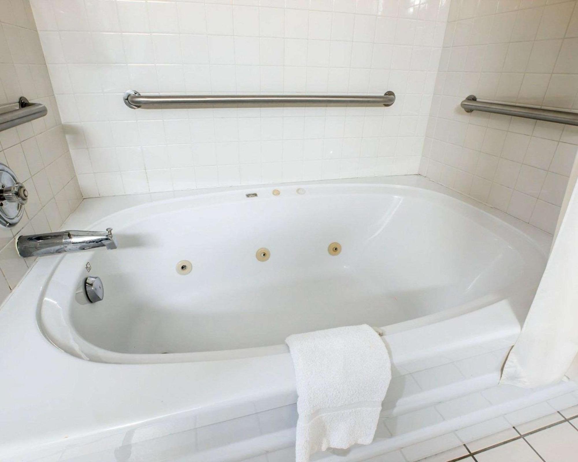 Habitación con bañera de hidromasaje adaptada - 1 cama extragrande - Adaptada para personas con discapacidad - No fumadores