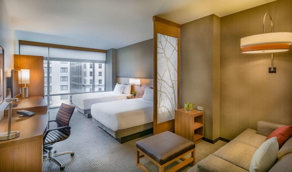 Chambre Accessible aux Personnes à Mobilité Réduite avec 2 Lits Queen-Size et Baignoire Adaptée