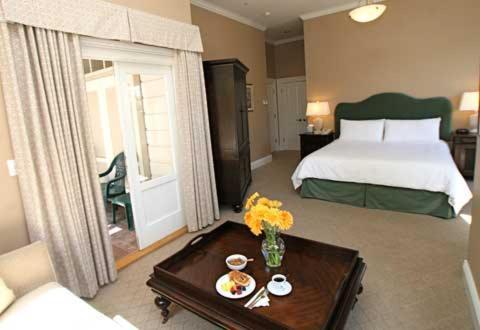 Zimmer mit Kingsize-Bett