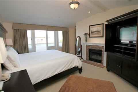 Zimmer mit Kingsize-Bett und Balkon