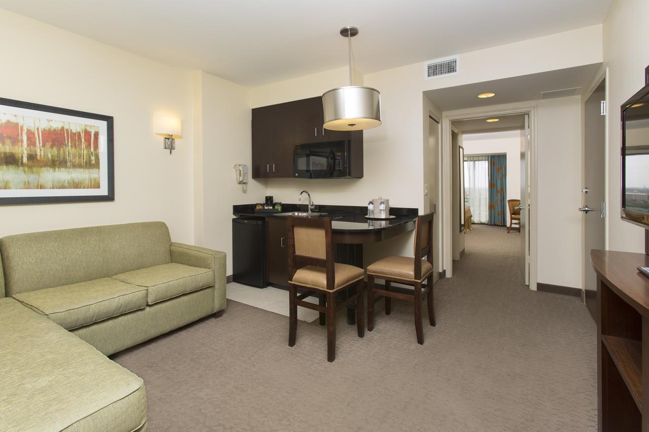 Luxury One-Bedroom King Suite with City View (No Resort Fee),532037058:JPEG