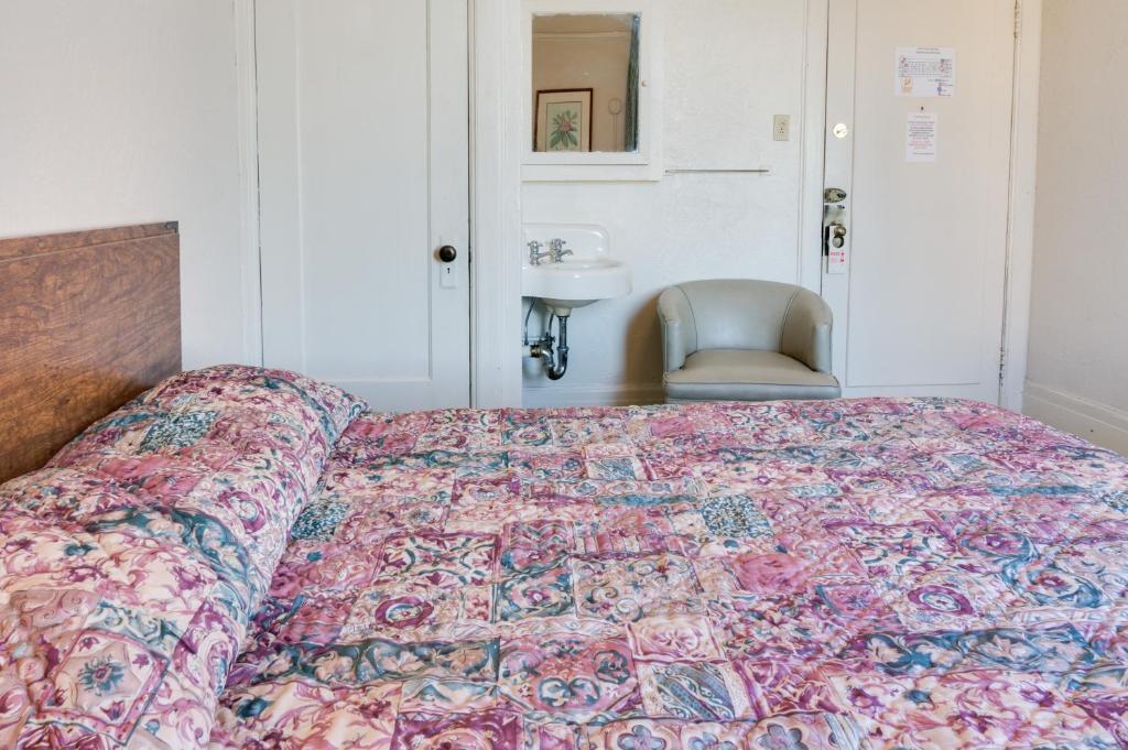 Double Room with Two Double Beds and Shared Bathroom,61066498:JPEG