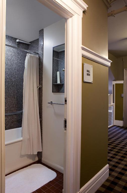 Habitación con cama grande y baño compartido