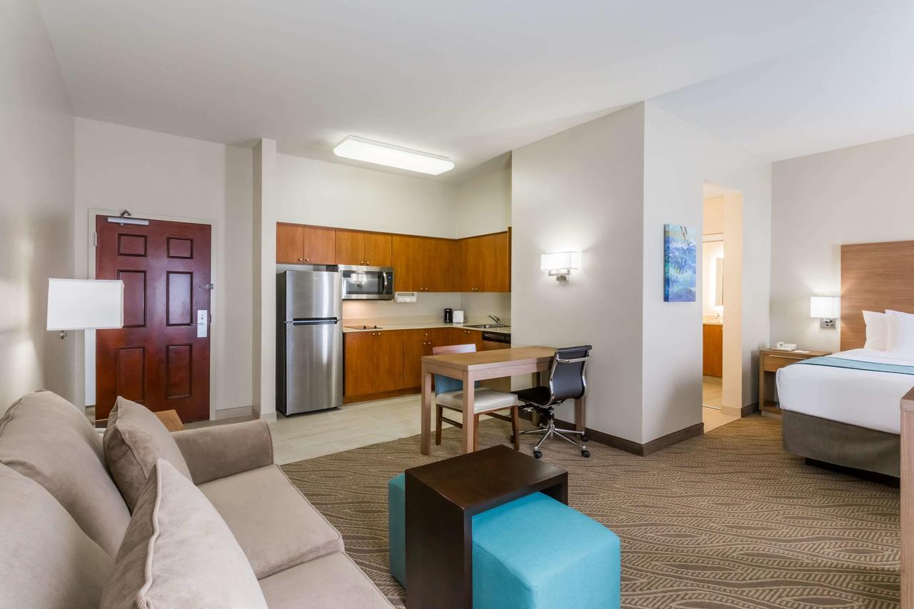 Suite Estudio con vistas a la piscina - Cama extragrande - No fumadores
