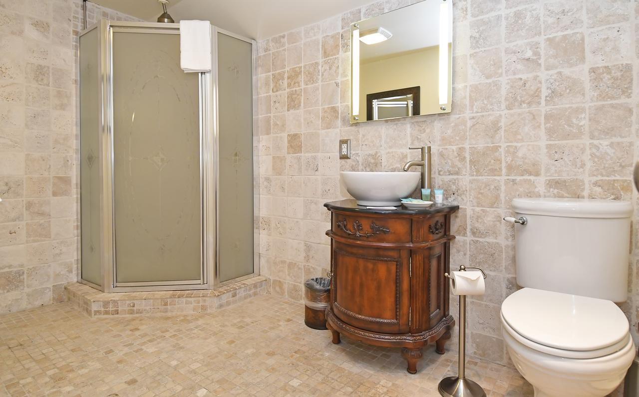 Honeymoon Suite