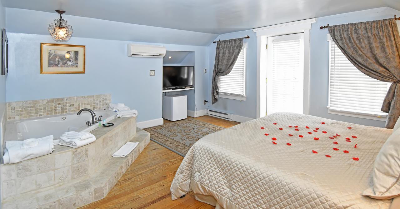 Honeymoon Suite