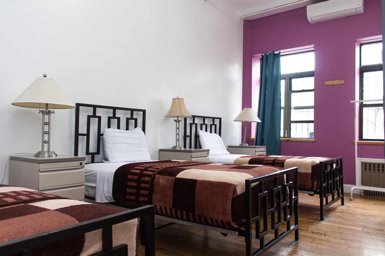 Lit Simple dans Dortoir pour Femmes de 3 Lits avec Salle de Bains Privative